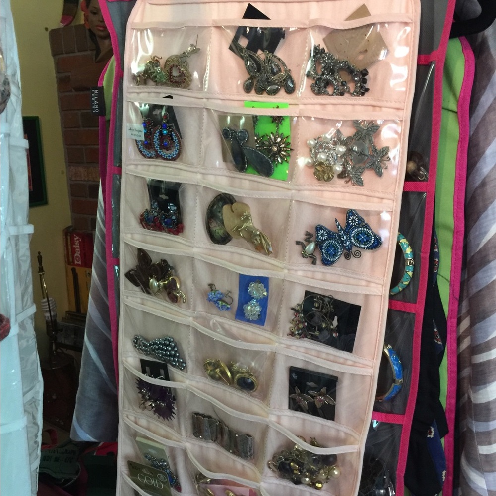Medium box has 13 pieces of jewelry/accessories!